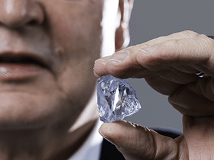 Johan Dippenaar, Petra CEO, with 122.5 carat Cullinan diamond