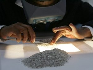 Sorting diamonds - AFP