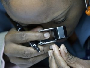 Diamond cutter - AFP