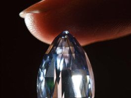 De Beers pins hopes on merry Xmas