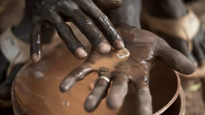 Gold panning in Mali artisanal